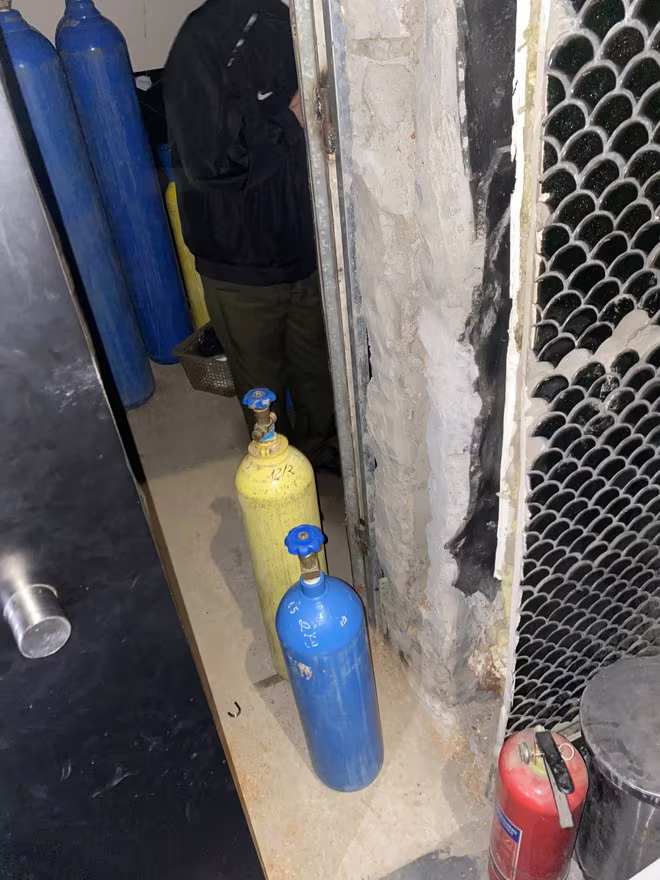 Để qua mặt lực lượng chức năng, quán bar Shark Club đã mở thông một “địa đạo” nối kho chứa “khí cười” và nhà vệ sinh nữ