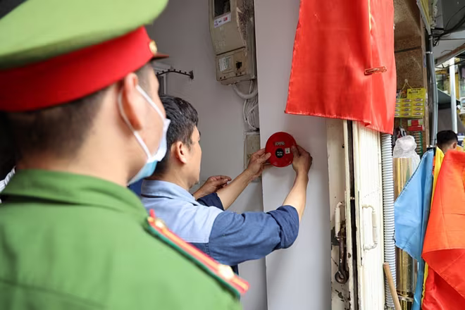 CAQ Hoàn Kiếm lắp chuông báo cho mô hình “Tổ liên gia an toàn PCCC” trên địa bàn CAQ Hoàn Kiếm lắp chuông báo cho mô hình “Tổ liên gia an toàn PCCC” trên địa bàn