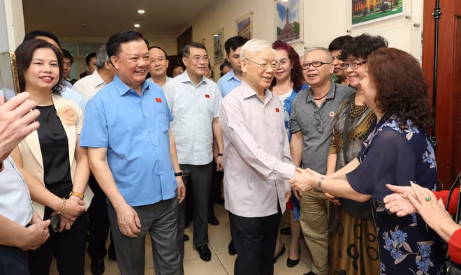 Tổng Bí thư Nguyễn Phú Trọng, Bí thư Thành ủy Hà Nội Đinh Tiến Dũng cùng các đại biểu dự buổi tiếp xúc cử tri Tổng Bí thư Nguyễn Phú Trọng, Bí thư Thành ủy Hà Nội Đinh Tiến Dũng cùng các đại biểu dự buổi tiếp xúc cử tri