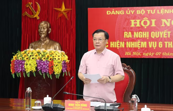 Đồng chí Đinh Tiến Dũng, Ủy viên Bộ Chính trị, Bí thư Thành ủy, Bí thư Đảng ủy Bộ Tư lệnh Thủ đô phát biểu tại hội nghị Đồng chí Đinh Tiến Dũng, Ủy viên Bộ Chính trị, Bí thư Thành ủy, Bí thư Đảng ủy Bộ Tư lệnh Thủ đô phát biểu tại hội nghị
