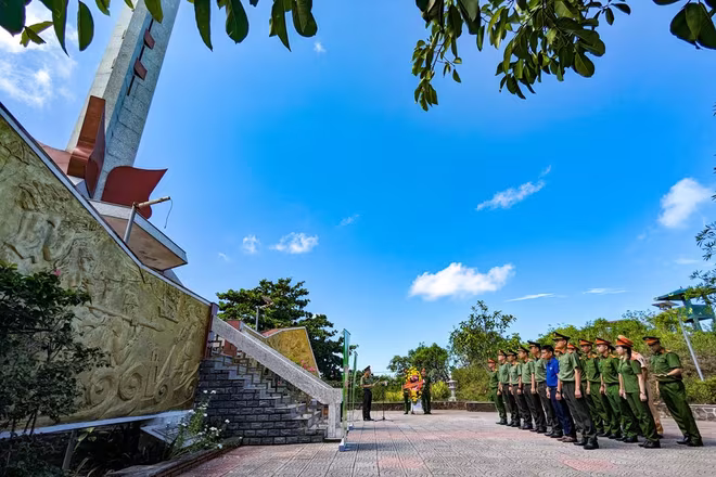 Tuổi trẻ Công an Thủ đô dâng hương, báo công tại huyện đảo Cồn Cỏ, tỉnh Quảng Trị Tuổi trẻ Công an Thủ đô dâng hương, báo công tại huyện đảo Cồn Cỏ, tỉnh Quảng Trị