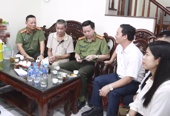Đại tá Phạm Thanh Hùng - Phó Bí thư Đảng ủy, Phó Giám đốc CATP Hà Nội tặng quà, thăm hỏi sức khỏe thương binh Bùi Đức Việt, nguyên cán bộ CAQ Hoàng Mai Đại tá Phạm Thanh Hùng - Phó Bí thư Đảng ủy, Phó Giám đốc CATP Hà Nội tặng quà, thăm hỏi sức khỏe thương binh Bùi Đức Việt, nguyên cán bộ CAQ Hoàng Mai