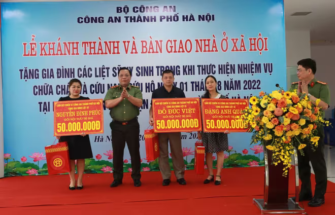 Trung tướng Nguyễn Hải Trung - Ủy viên Ban Thường vụ Thành ủy, Bí thư Đảng ủy, Giám đốc CATP Hà Nội trao quà tặng thân nhân 3 liệt sĩ thuộc CAQ Cầu Giấy, tại buổi lễ bàn giao nhà ở xã hội, ngày 20-7-2023 Trung tướng Nguyễn Hải Trung - Ủy viên Ban Thường vụ Thành ủy, Bí thư Đảng ủy, Giám đốc CATP Hà Nội trao quà tặng thân nhân 3 liệt sĩ thuộc CAQ Cầu Giấy, tại buổi lễ bàn giao nhà ở xã hội, ngày 20-7-2023
