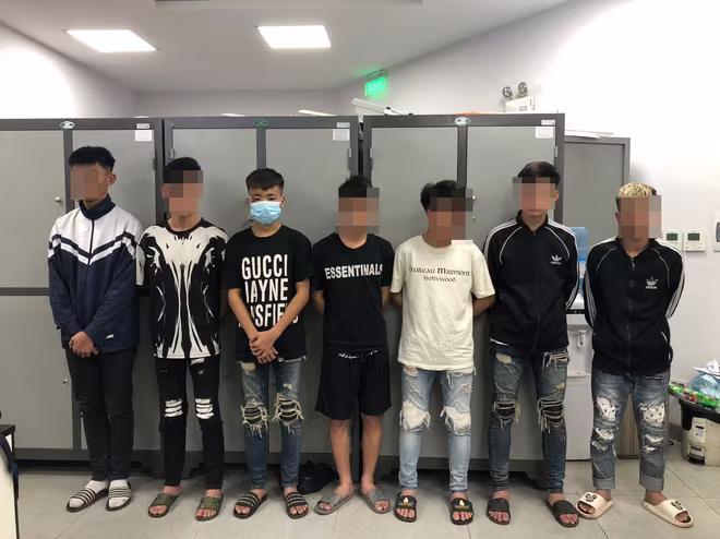 Nhóm “báo con” mang vỏ chai bia từ Bắc Giang xuống Hà Nội tấn công người đi đường bị Công an quận Hoàn Kiếm bắt giữ Nhóm “báo con” mang vỏ chai bia từ Bắc Giang xuống Hà Nội tấn công người đi đường bị Công an quận Hoàn Kiếm bắt giữ