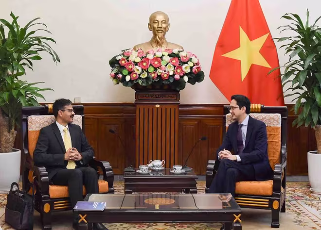 Thứ trưởng Bộ Ngoại giao Đỗ Hùng Việt (bên phải) tiếp Báo cáo viên đặc biệt của Liên hợp quốc về Quyền Phát triển Surya Deva Thứ trưởng Bộ Ngoại giao Đỗ Hùng Việt (bên phải) tiếp Báo cáo viên đặc biệt của Liên hợp quốc về Quyền Phát triển Surya Deva