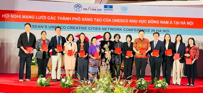 Phó Chủ tịch UBND TP Hà Nội Vũ Thu Hà trao tặng quà cho đại biểu đại diện cho các Thành phố sáng tạo của UNESCO Phó Chủ tịch UBND TP Hà Nội Vũ Thu Hà trao tặng quà cho đại biểu đại diện cho các Thành phố sáng tạo của UNESCO