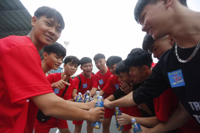 Các cầu thủ trường THPT Thạch Thất chia vui cùng nhau với nước Chanh muối Number 1 Active Các cầu thủ trường THPT Thạch Thất chia vui cùng nhau với nước Chanh muối Number 1 Active