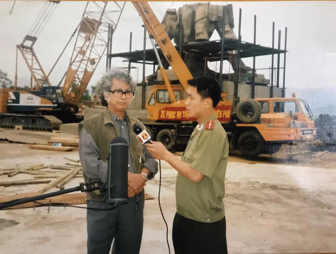Tác giả phỏng vấn họa sĩ Lê Hiệp (bên trái) tại chân Tượng đài chiến thắng Điện Biên Phủ năm 2004 Tác giả phỏng vấn họa sĩ Lê Hiệp (bên trái) tại chân Tượng đài chiến thắng Điện Biên Phủ năm 2004