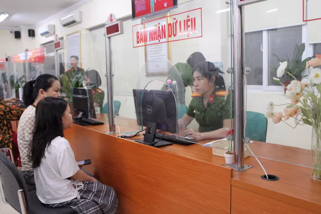 Lực lượng Cảnh sát QLHC về TTXH CATP Hà Nội tổ chức cấp căn cước cho công dân tại 30 quận, huyện thị xã