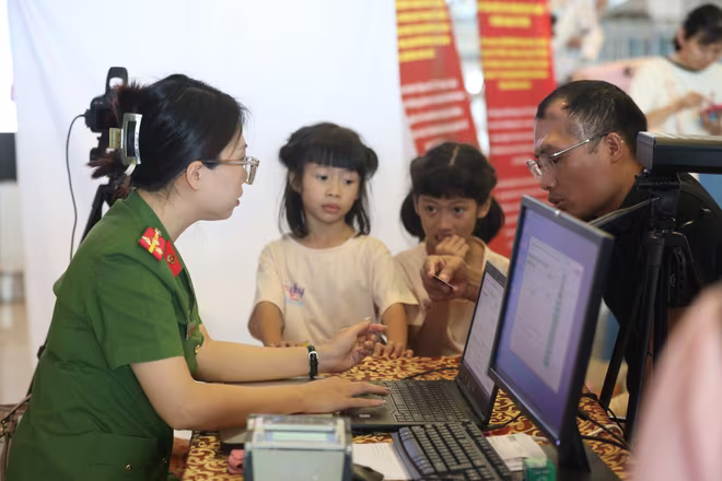 Cấp căn cước cho các công dân tại sân bay Nội Bài Cấp căn cước cho các công dân tại sân bay Nội Bài