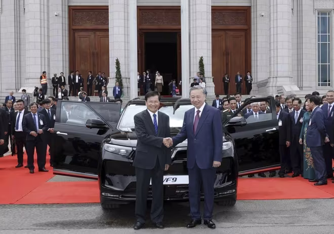 Chủ tịch nước Tô Lâm trao xe ô tô Vinfast VF9 cho Tổng Bí thư, Chủ tịch nước Lào Thongloun Sisoulith trong món quà Việt Nam tặng Lào 20 xe ôtô để hỗ trợ nước bạn tổ chức các hoạt động trong năm Chủ tịch ASEAN 2024 Chủ tịch nước Tô Lâm trao xe ô tô Vinfast VF9 cho Tổng Bí thư, Chủ tịch nước Lào Thongloun Sisoulith trong món quà Việt Nam tặng Lào 20 xe ôtô để hỗ trợ nước bạn tổ chức các hoạt động trong năm Chủ tịch ASEAN 2024