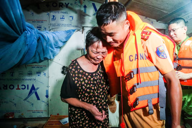 Người dân xúc động trước tình cảm của những chiến sĩ Cảnh sát giao thông đường thủy Người dân xúc động trước tình cảm của những chiến sĩ Cảnh sát giao thông đường thủy