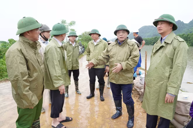 Trung tướng Nguyễn Hải Trung - Giám đốc CATP Hà Nội trực tiếp thị sát công tác ứng phó với bão số 3 tại 2 huyện Mê Linh và Mỹ Đức Trung tướng Nguyễn Hải Trung - Giám đốc CATP Hà Nội trực tiếp thị sát công tác ứng phó với bão số 3 tại 2 huyện Mê Linh và Mỹ Đức