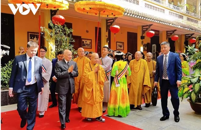 Quốc vương Campuchia Norodom Sihamoni tham quan chùa Quán Sứ