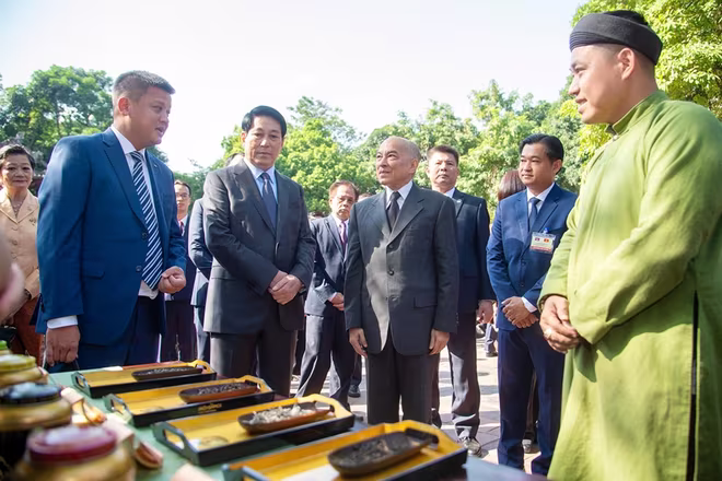 Chủ tịch nước Lương Cường và Quốc vương Norodom Sihamoni nghe giới thiệu về phẩm trà quý