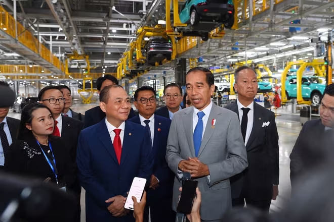 Tổng thống Joko Widodo đã đến thăm Tổ hợp Nhà máy sản xuất ô tô, xe máy điện VinFast và trực tiếp tìm hiểu các dòng ô tô điện cao cấp thương hiệu Việt
