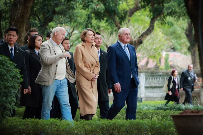 Tổng thống Frank-Walter Steinmeier và Phu nhân trong khuôn viên Văn Miếu - Quốc Tử Giám
