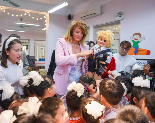Phu nhân Tổng thống Bulgaria bày tỏ ấn tượng khi đến thăm trường Mầm non Việt - Bun, quận Hai Bà Trưng, Hà Nội