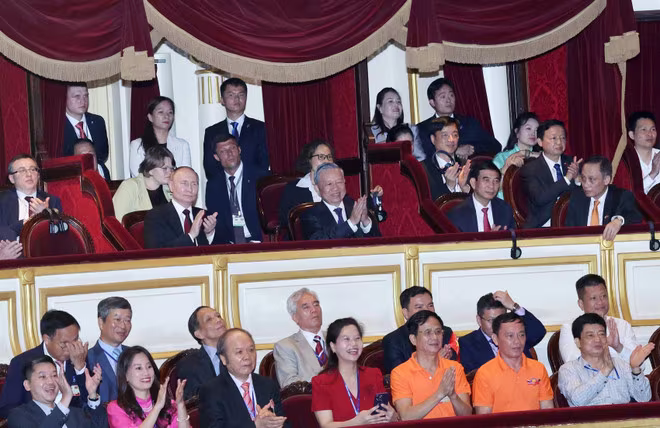Chủ tịch nước Tô Lâm (nay là Tổng Bí thư) và Tổng thống Nga Vladimir Putin cùng các đại biểu thưởng thức chương trình biểu diễn nghệ thuật tại Nhà hát Lớn Hà Nội