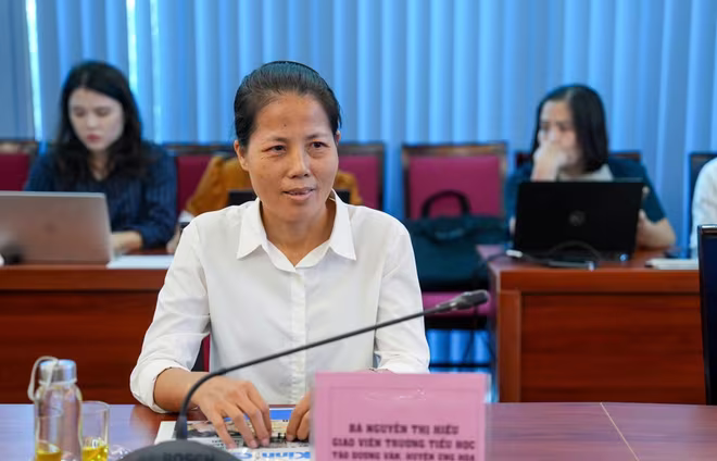 Cô giáo Nguyễn Thị Hiếu tại buổi tọa đàm, giao lưu trực tuyến “Gương điển hình tiên tiến người tốt, việc tốt” với chủ đề “Mỗi người tốt - việc tốt là một bông hoa đẹp” do Báo Kinh tế và Đô thị phối hợp với Ban Thi đua - Khen thưởng TP Hà Nội tổ chức Cô giáo Nguyễn Thị Hiếu tại buổi tọa đàm, giao lưu trực tuyến “Gương điển hình tiên tiến người tốt, việc tốt” với chủ đề “Mỗi người tốt - việc tốt là một bông hoa đẹp” do Báo Kinh tế và Đô thị phối hợp với Ban Thi đua - Khen thưởng TP Hà Nội tổ chức