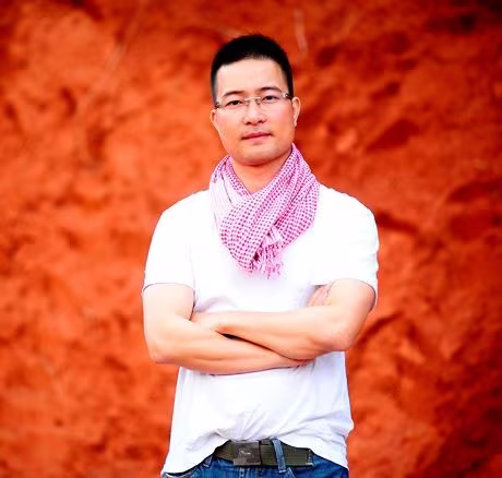 Nghệ sĩ nhiếp ảnh Xuân Chính - Phó Chủ tịch Hội Nhiếp ảnh Hà Nội: Hấp dẫn ở những bài viết giàu tâm huyết và tình cảm Số Cuối tuần của báo An ninh Thủ đô đã chạm mốc 1.000, một con số thật ấn tượng. Điều đó cho thấy sự bền bỉ, tận tụy của những người làm báo An ninh Thủ đô với mục tiêu phụng sự bạn đọc, đặc biệt trong bối cảnh báo chí có những xáo trộn, sắp xếp, tinh gọn bộ máy. Một lần nữa xin được chúc mừng những người làm báo An ninh Thủ đô. Với đặc trưng là một tờ báo của Công an Hà Nội, An ninh Thủ đô Cuối tuần với những bài viết chuyên sâu đã lan tỏa hình ảnh đẹp về người chiến sĩ Công an Thủ đô tới đông đảo độc giả. Từ đó góp phần tuyên truyền, xây dựng ấn tượng tốt đẹp trong lòng nhân dân về những người chiến sĩ tận tụy, quả cảm vì cuộc sống bình yên. Bên cạnh đó, số báo An ninh Thủ đô Cuối tuần còn thuyết phục bạn đọc ở các bài viết về Hà Nội do các cây viết tên tuổi đảm nhận. Sự song hành của văn hóa nghệ thuật về mảnh đất nghìn năm văn hiến và hình ảnh người chiến sĩ Công an Hà Nội luôn hấp dẫn bạn đọc ở những bài viết giàu tâm huyết và tình cảm. Tôi hy vọng, Công an Hà Nội và Hội Nhiếp ảnh Hà Nội sẽ tiếp tục có thêm các cuộc thi ảnh nghệ thuật “Công an Hà Nội vì nhân dân phục vụ - Vì Thủ đô bình yên” trong năm 2025, một năm có nhiều sự kiện trọng đại của đất nước. Trong đó có kỷ niệm 80 năm thành lập lực lượng Công an nhân dân. Và ở cuộc thi này, An ninh Thủ đô nói chung và An ninh Thủ đô Cuối tuần sẽ tiếp tục là tờ báo đắc lực giúp tuyên truyền, lan tỏa cuộc thi đến với đông đảo bạn đọc. Nghệ sĩ nhiếp ảnh Xuân Chính - Phó Chủ tịch Hội Nhiếp ảnh Hà Nội: Hấp dẫn ở những bài viết giàu tâm huyết và tình cảm Số Cuối tuần của báo An ninh Thủ đô đã chạm mốc 1.000, một con số thật ấn tượng. Điều đó cho thấy sự bền bỉ, tận tụy của những người làm báo An ninh Thủ đô với mục tiêu phụng sự bạn đọc, đặc biệt trong bối cảnh báo chí có những xáo trộn, sắp xếp, tinh gọn bộ máy. Một lần nữa xin được chúc mừng những người làm báo An ninh Thủ đô. Với đặc trưng là một tờ báo của Công an Hà Nội, An ninh Thủ đô Cuối tuần với những bài viết chuyên sâu đã lan tỏa hình ảnh đẹp về người chiến sĩ Công an Thủ đô tới đông đảo độc giả. Từ đó góp phần tuyên truyền, xây dựng ấn tượng tốt đẹp trong lòng nhân dân về những người chiến sĩ tận tụy, quả cảm vì cuộc sống bình yên. Bên cạnh đó, số báo An ninh Thủ đô Cuối tuần còn thuyết phục bạn đọc ở các bài viết về Hà Nội do các cây viết tên tuổi đảm nhận. Sự song hành của văn hóa nghệ thuật về mảnh đất nghìn năm văn hiến và hình ảnh người chiến sĩ Công an Hà Nội luôn hấp dẫn bạn đọc ở những bài viết giàu tâm huyết và tình cảm. Tôi hy vọng, Công an Hà Nội và Hội Nhiếp ảnh Hà Nội sẽ tiếp tục có thêm các cuộc thi ảnh nghệ thuật “Công an Hà Nội vì nhân dân phục vụ - Vì Thủ đô bình yên” trong năm 2025, một năm có nhiều sự kiện trọng đại của đất nước. Trong đó có kỷ niệm 80 năm thành lập lực lượng Công an nhân dân. Và ở cuộc thi này, An ninh Thủ đô nói chung và An ninh Thủ đô Cuối tuần sẽ tiếp tục là tờ báo đắc lực giúp tuyên truyền, lan tỏa cuộc thi đến với đông đảo bạn đọc.