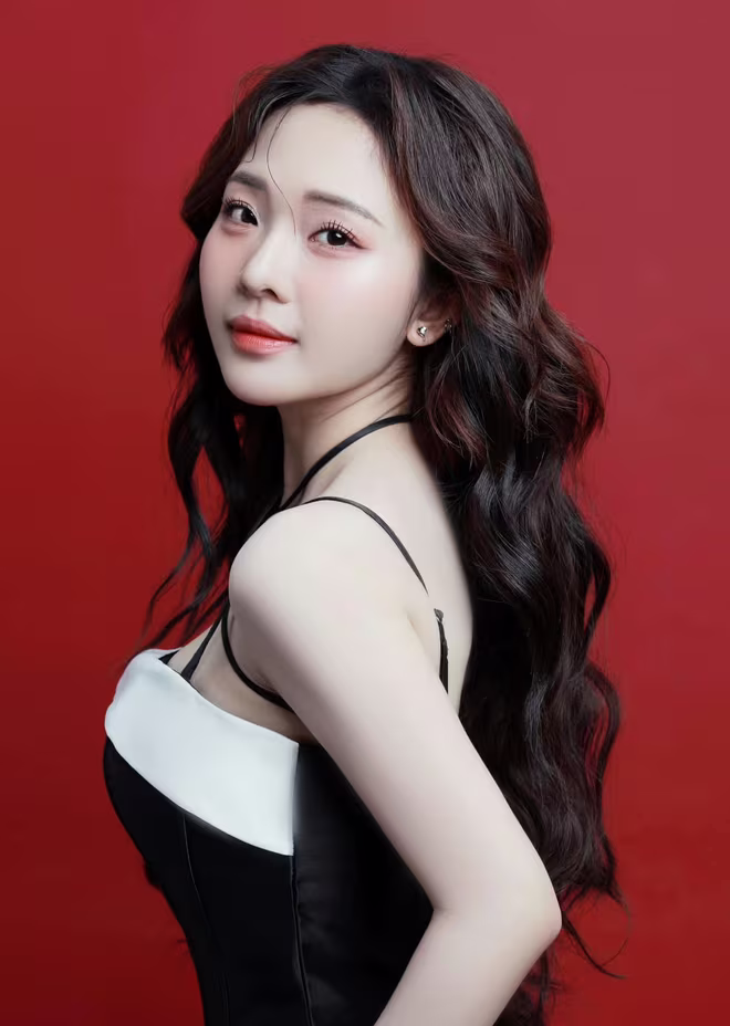 Diễn viên Bùi Như Quỳnh Luôn đặt niềm tin vào tờ báo chính thống Bùi Như Quỳnh, diễn viên trong loạt phim truyền hình “Chúng ta của 8 năm sau”, “Trạm cứu hộ trái tim”, “Mặt trời lạnh” (VTV3), “Nước mắt tình yêu”, “Vợ hiền mới ác”, “Sợi chỉ đỏ” cho biết: “Tôi thường xuyên ra Hà Nội đóng phim và thường xuyên đi ngang Cột cờ Hà Nội - hình ảnh biểu tượng trên măng-sét của tờ An ninh Thủ đô Cuối tuần. Mỗi lần thấy quốc kỳ tung bay trên Cột cờ Hà Nội đầy vững chãi và kiêu hãnh, tôi luôn cảm giác tự hào và xúc động thiêng liêng”. Nữ diễn viên sinh năm 1999 từng nhận Giải thưởng Ngôi sao châu Á triển vọng tại Hàn Quốc 2023 nói, cô vẫn theo dõi thông tin văn hóa văn nghệ trên số báo An ninh Thủ đô Cuối tuần bởi những thông tin xác thực, có chính kiến và uy tín cao. “Nghệ sĩ trẻ chúng tôi luôn đặt niềm tin vào báo chính thống và mong khán giả, người hâm mộ cũng vậy. Nhân dịp An ninh Thủ đô Cuối tuần xuất bản số báo thứ 1.000, kính chúc tòa soạn, các anh chị phóng viên thật nhiều sức khỏe, luôn cập nhật thông tin kịp thời, bổ ích, chính xác. Chúc bạn đọc luôn ủng hộ, theo dõi thông tin trên báo để biết cụ thể về hoạt động của nghệ sĩ mình hâm mộ một cách chính xác, tránh các luồng tin sai lệch, câu view và tin giả nhan nhản trên mạng” - Bùi Như Quỳnh bày tỏ. Diễn viên Bùi Như Quỳnh Luôn đặt niềm tin vào tờ báo chính thống Bùi Như Quỳnh, diễn viên trong loạt phim truyền hình “Chúng ta của 8 năm sau”, “Trạm cứu hộ trái tim”, “Mặt trời lạnh” (VTV3), “Nước mắt tình yêu”, “Vợ hiền mới ác”, “Sợi chỉ đỏ” cho biết: “Tôi thường xuyên ra Hà Nội đóng phim và thường xuyên đi ngang Cột cờ Hà Nội - hình ảnh biểu tượng trên măng-sét của tờ An ninh Thủ đô Cuối tuần. Mỗi lần thấy quốc kỳ tung bay trên Cột cờ Hà Nội đầy vững chãi và kiêu hãnh, tôi luôn cảm giác tự hào và xúc động thiêng liêng”. Nữ diễn viên sinh năm 1999 từng nhận Giải thưởng Ngôi sao châu Á triển vọng tại Hàn Quốc 2023 nói, cô vẫn theo dõi thông tin văn hóa văn nghệ trên số báo An ninh Thủ đô Cuối tuần bởi những thông tin xác thực, có chính kiến và uy tín cao. “Nghệ sĩ trẻ chúng tôi luôn đặt niềm tin vào báo chính thống và mong khán giả, người hâm mộ cũng vậy. Nhân dịp An ninh Thủ đô Cuối tuần xuất bản số báo thứ 1.000, kính chúc tòa soạn, các anh chị phóng viên thật nhiều sức khỏe, luôn cập nhật thông tin kịp thời, bổ ích, chính xác. Chúc bạn đọc luôn ủng hộ, theo dõi thông tin trên báo để biết cụ thể về hoạt động của nghệ sĩ mình hâm mộ một cách chính xác, tránh các luồng tin sai lệch, câu view và tin giả nhan nhản trên mạng” - Bùi Như Quỳnh bày tỏ.