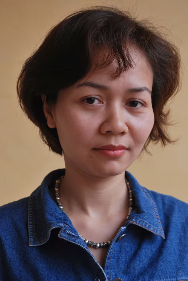 Nhà văn Phạm Thị Phong Lan - Hội Nhà văn Việt Nam: Lòng tin ở sự nghiêm cẩn, khách quan, kịp thời Niềm ngưỡng mộ của tôi đối với tờ An ninh Thủ đô có từ thời sinh viên. Hồi đó muốn mua báo phải đi thật sớm, nếu không sẽ không còn tờ nào. Sinh viên báo chí nào cũng mơ ước có bài được đăng trên tờ báo “nóng hổi” đó. Chúng tôi miệt mài đọc An ninh Thủ đô suốt thời đi học và cả sau này khi đi làm báo. Đọc để nắm bắt được những thông tin mới nhất, nóng nhất, những đề tài hấp dẫn nhất được khai thác theo cách riêng của báo. Đọc để học cách làm báo của chính các đồng nghiệp. Và điều quan trọng nhất là chúng tôi tìm được sự tin tưởng ở một cơ quan ngôn luận của Thủ đô. Cơ duyên đến, tôi trở thành cộng tác viên của số báo An ninh Thủ đô Cuối tuần ở chuyên mục “Chuyện nhà văn”. Những câu chuyện nhỏ vui vui kể về đời sống của các nhà văn Việt Nam khiến nhiều người thích thú. Có nhà văn 10 năm sau đọc lại bài viết về mình trên An ninh Thủ đô Cuối tuần vẫn bật cười và bày tỏ sự yêu mến đối với tờ báo. Số báo Cuối tuần trở thành nơi để các nhà văn xuất hiện dưới một chân dung khác gần gũi với bạn đọc hơn. Đối với tôi, An ninh Thủ đô Cuối tuần không chỉ là số báo gắn bó lâu dài, mà còn là nơi đặt lòng tin bởi sự nghiêm cẩn, khách quan, kịp thời, đầy đủ khi khai thác và cung cấp thông tin đến bạn đọc. Nhân dịp An ninh Thủ đô Cuối tuần ra số thứ 1.000, xin gửi đến tập thể cán bộ, chiến sĩ, phóng viên, biên tập viên của báo lời chúc tốt đẹp nhất. Mong ấn phẩm sẽ mãi là người bạn thân thiết của nhiều thế hệ độc giả Việt Nam. Nhà văn Phạm Thị Phong Lan - Hội Nhà văn Việt Nam: Lòng tin ở sự nghiêm cẩn, khách quan, kịp thời Niềm ngưỡng mộ của tôi đối với tờ An ninh Thủ đô có từ thời sinh viên. Hồi đó muốn mua báo phải đi thật sớm, nếu không sẽ không còn tờ nào. Sinh viên báo chí nào cũng mơ ước có bài được đăng trên tờ báo “nóng hổi” đó. Chúng tôi miệt mài đọc An ninh Thủ đô suốt thời đi học và cả sau này khi đi làm báo. Đọc để nắm bắt được những thông tin mới nhất, nóng nhất, những đề tài hấp dẫn nhất được khai thác theo cách riêng của báo. Đọc để học cách làm báo của chính các đồng nghiệp. Và điều quan trọng nhất là chúng tôi tìm được sự tin tưởng ở một cơ quan ngôn luận của Thủ đô. Cơ duyên đến, tôi trở thành cộng tác viên của số báo An ninh Thủ đô Cuối tuần ở chuyên mục “Chuyện nhà văn”. Những câu chuyện nhỏ vui vui kể về đời sống của các nhà văn Việt Nam khiến nhiều người thích thú. Có nhà văn 10 năm sau đọc lại bài viết về mình trên An ninh Thủ đô Cuối tuần vẫn bật cười và bày tỏ sự yêu mến đối với tờ báo. Số báo Cuối tuần trở thành nơi để các nhà văn xuất hiện dưới một chân dung khác gần gũi với bạn đọc hơn. Đối với tôi, An ninh Thủ đô Cuối tuần không chỉ là số báo gắn bó lâu dài, mà còn là nơi đặt lòng tin bởi sự nghiêm cẩn, khách quan, kịp thời, đầy đủ khi khai thác và cung cấp thông tin đến bạn đọc. Nhân dịp An ninh Thủ đô Cuối tuần ra số thứ 1.000, xin gửi đến tập thể cán bộ, chiến sĩ, phóng viên, biên tập viên của báo lời chúc tốt đẹp nhất. Mong ấn phẩm sẽ mãi là người bạn thân thiết của nhiều thế hệ độc giả Việt Nam.