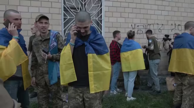 Binh sĩ Ukraine được phía Nga trao trả trong cuộc trao đổi hơn 500 tù binh giữa hai bên - một thỏa thuận tích cực trong cuộc xung đột