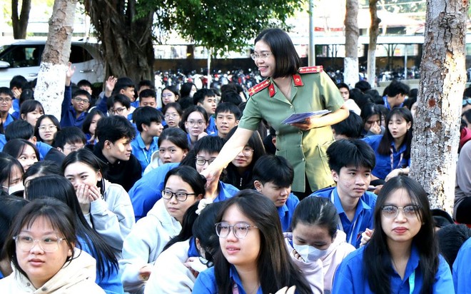 Lực lượng công an tuyên truyền bảo vệ trẻ em trên không gian mạng