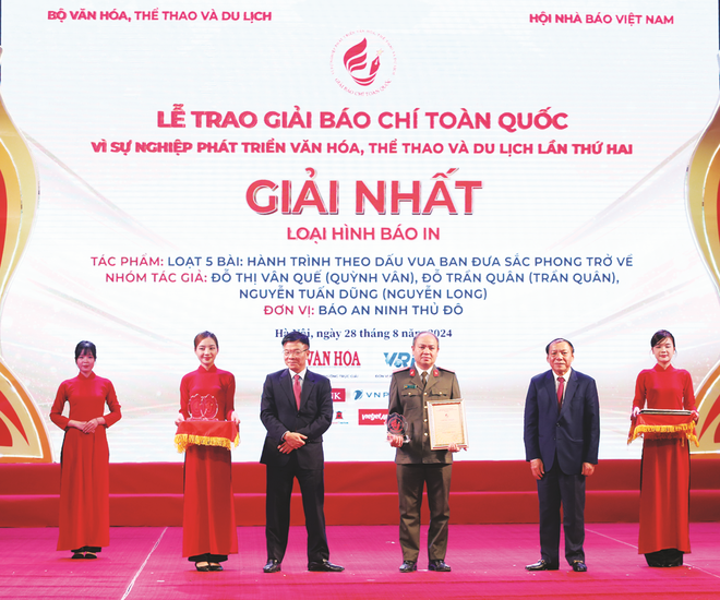 Phó Thủ tướng Lê Thành Long và Bộ trưởng Bộ Văn hóa - Thể thao và Du lịch Nguyễn Văn Hùng trao giải Nhất Giải Báo chí toàn quốc vì sự nghiệp phát triển văn hóa, thể thao và du lịch cho đại diện nhóm tác giả An ninh Thủ đô
