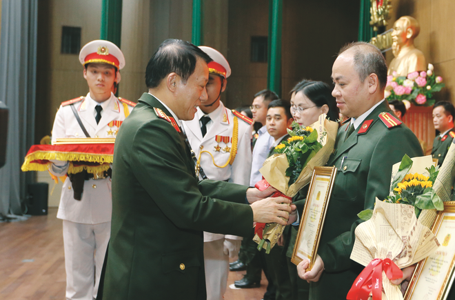Đại tướng Lương Tam Quang, Ủy viên Bộ Chính trị, Bí thư Đảng ủy Công an Trung ương, Bộ trưởng Bộ Công an trao giải A Giải Báo chí toàn quốc về xây dựng Đảng (giải Búa Liềm Vàng) lần thứ IX - năm 2024 trong Công an nhân dân cho Thiếu tá Đỗ Trần Quân, Trưởng ban Thư ký Biên tập, Báo An ninh Thủ đô