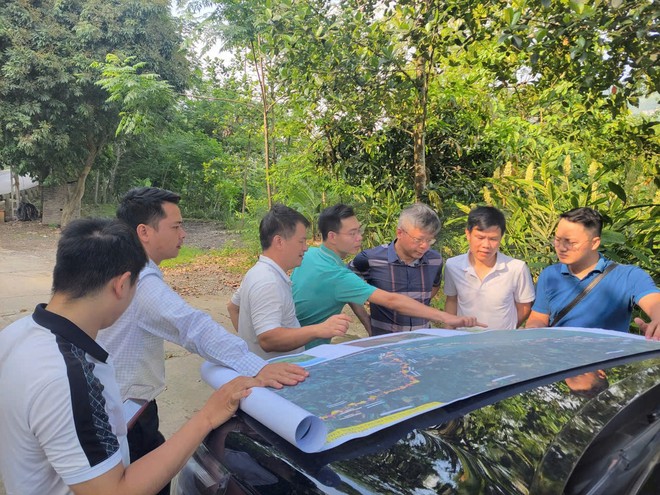 Phóng viên mảng giao thông cùng mở đường xuyên rừng