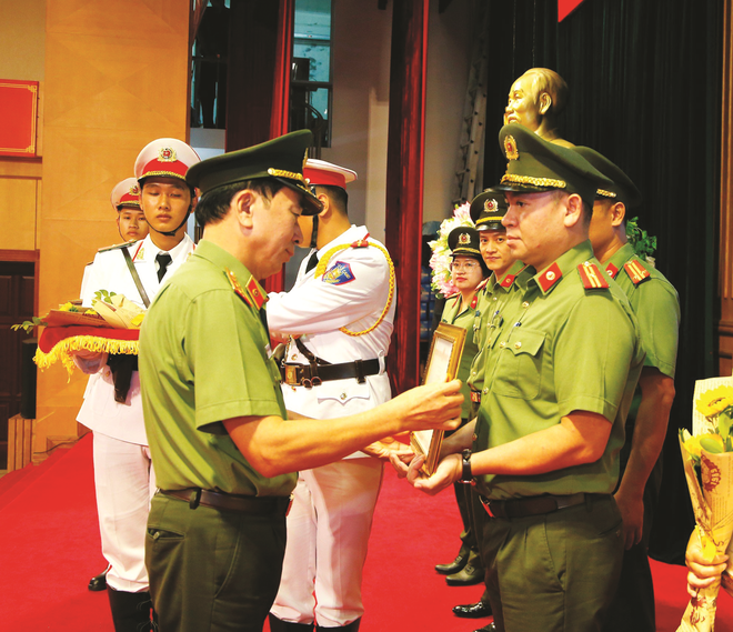 Thượng tướng Trần Quốc Tỏ - Ủy viên Trung ương Đảng, Phó Bí thư Đảng ủy Công an Trung ương, Thứ trưởng Bộ Công an trao giải B Giải báo chí toàn quốc phòng, chống tham nhũng, tiêu cực&quot; lần thứ tư năm 2022 - 2023 cho đại diện nhóm tác giả An ninh Thủ đô