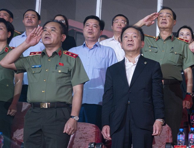 Trung tướng Nguyễn Thanh Tùng - Ủy viên Ban Thường vụ Thành ủy, Bí thư Đảng ủy, Giám đốc Công an thành phố Hà Nội (bên trái) dự khai mạc giải