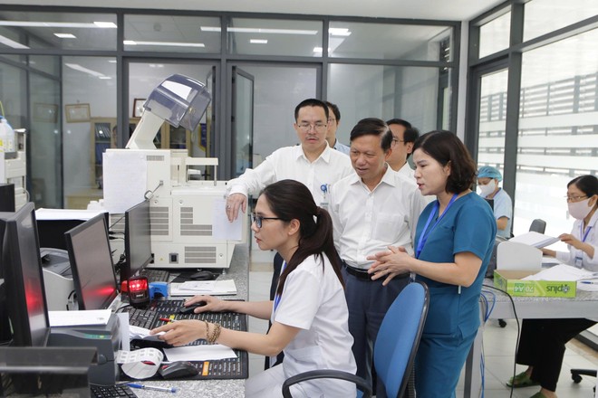 PGS.TS Trần Quý Tường - Chủ tịch Hội đồng chuyên môn tư vấn triển khai bệnh án điện tử (EMR) kiểm tra tại Bệnh viện Đa khoa Sơn Tây