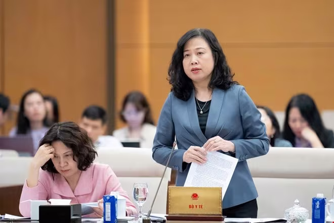Bộ trưởng Bộ Y tế Đào Hồng Lan báo cáo về dự thảo Luật Dân số tại phiên họp Ủy ban Thường vụ Quốc hội ngày 8-10