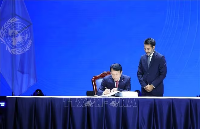 Bộ trưởng Bộ Công an Việt Nam, Đại tướng Lương Tam Quang ký Công ước của Liên hợp quốc về chống tội phạm mạng Bộ trưởng Bộ Công an Việt Nam, Đại tướng Lương Tam Quang ký Công ước của Liên hợp quốc về chống tội phạm mạng