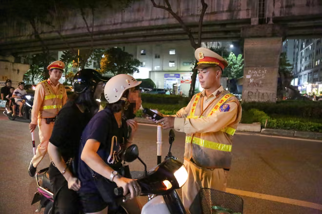 Kiểm tra nồng độ cồn với cả tài xế là nữ, hoàn toàn không có ngoại lệ