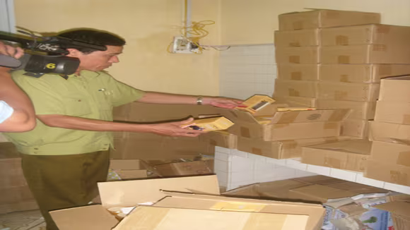 Lực lượng chức năng kiểm tra kho hàng của Công ty CP Thiết bị y tế Hoàng Gia Lực lượng chức năng kiểm tra kho hàng của Công ty CP Thiết bị y tế Hoàng Gia