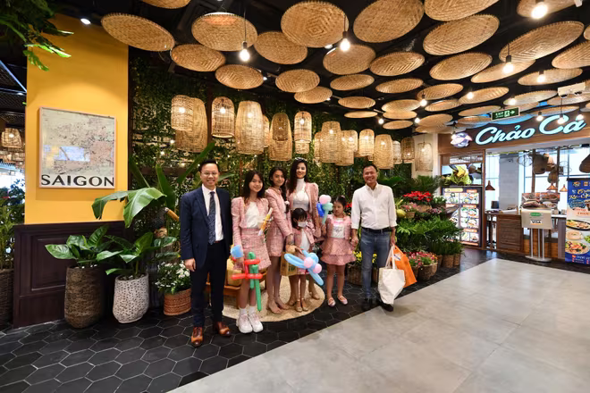 Bên cạnh đó, khách hàng còn có cơ hội lạc vào làng ẩm thực đa văn hoá tại Food Village, thưởng thức những món ăn với chất lượng nguyên mẫu bản địa Bên cạnh đó, khách hàng còn có cơ hội lạc vào làng ẩm thực đa văn hoá tại Food Village, thưởng thức những món ăn với chất lượng nguyên mẫu bản địa