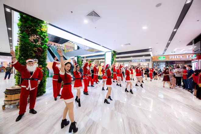 Đặc biệt, từ nay đến Tết cổ truyền Tân Sửu 2021, Menas Mall Saigon Airport cũng sẽ mang đến các hoạt động giải trí sôi động như biểu diễn flashmod, chụp hình check in nhận quà, Noel, Phố hoa xuân chào năm mới,... Đặc biệt, từ nay đến Tết cổ truyền Tân Sửu 2021, Menas Mall Saigon Airport cũng sẽ mang đến các hoạt động giải trí sôi động như biểu diễn flashmod, chụp hình check in nhận quà, Noel, Phố hoa xuân chào năm mới,...