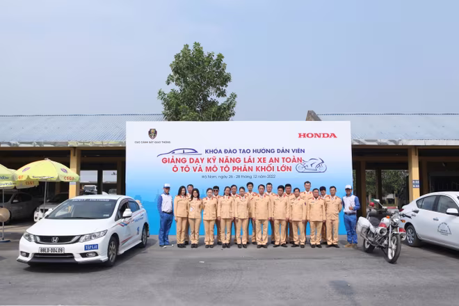 Khóa đào tạo tập trung cho 10 cán bộ hướng dẫn viên nòng cốt của Cục CSGT Khóa đào tạo tập trung cho 10 cán bộ hướng dẫn viên nòng cốt của Cục CSGT