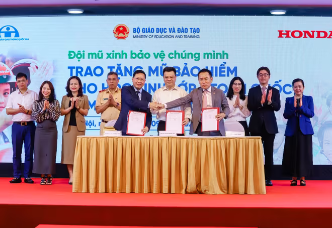Đại diện ba bên ký kết Biên bản ghi nhớ Đại diện ba bên ký kết Biên bản ghi nhớ
