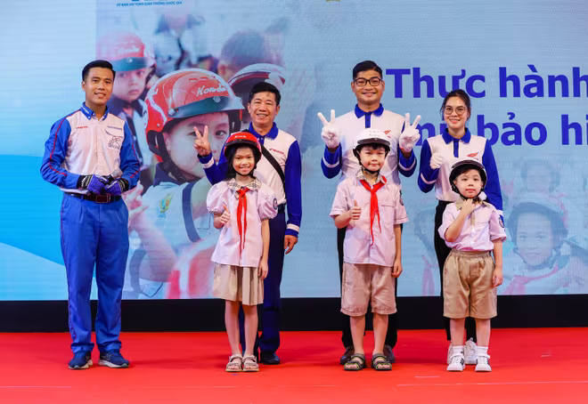 Các em học sinh thực hành đội mũ bảo hiểm đúng cách và an toàn Các em học sinh thực hành đội mũ bảo hiểm đúng cách và an toàn