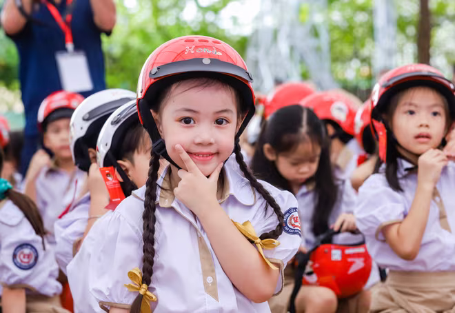 Những chiếc mũ bảo hiểm xinh xắn, đạt chuẩn quốc gia được trao tặng đến các em học sinh lớp 1 trên toàn quốc Những chiếc mũ bảo hiểm xinh xắn, đạt chuẩn quốc gia được trao tặng đến các em học sinh lớp 1 trên toàn quốc