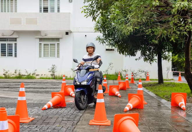 Phụ huynh thực hành lái xe an toàn trên sa hình Phụ huynh thực hành lái xe an toàn trên sa hình