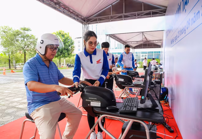 Phụ huynh trải nghiệm trên máy tập lái xe Honda Phụ huynh trải nghiệm trên máy tập lái xe Honda