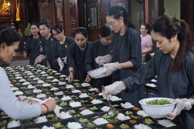 Mỗi xuất cơm là một tấm lòng, một lời cầu nguyện bình an Mỗi xuất cơm là một tấm lòng, một lời cầu nguyện bình an