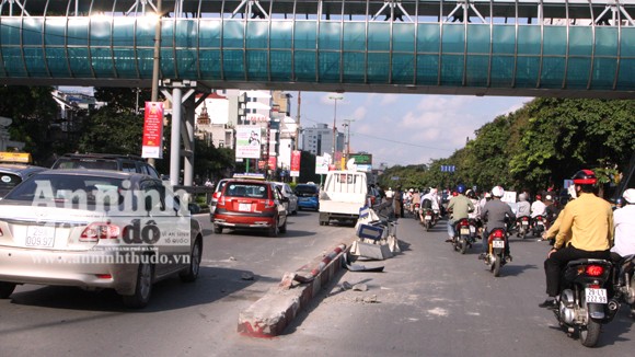 Lên khỏi hầm Kim Liên, ôtô "là phẳng" dải phân cách ảnh 2 Lên khỏi hầm Kim Liên, ôtô "là phẳng" dải phân cách ảnh 2