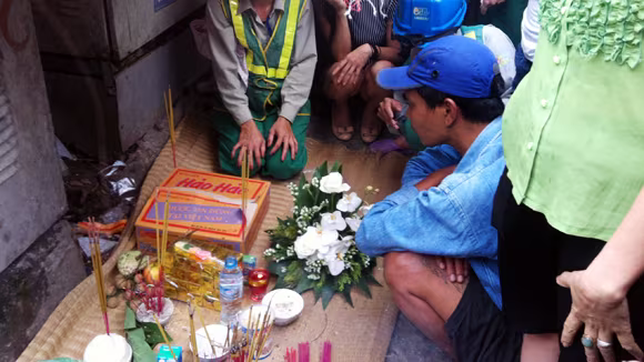 Hà Nội: Lạnh người phát hiện xác thai nhi trong thùng mỳ tôm ảnh 1 Hà Nội: Lạnh người phát hiện xác thai nhi trong thùng mỳ tôm ảnh 1
